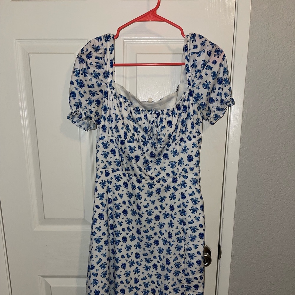 Woman’s summer floral puff sleeve maxi dress. Blue and white. Size medium.